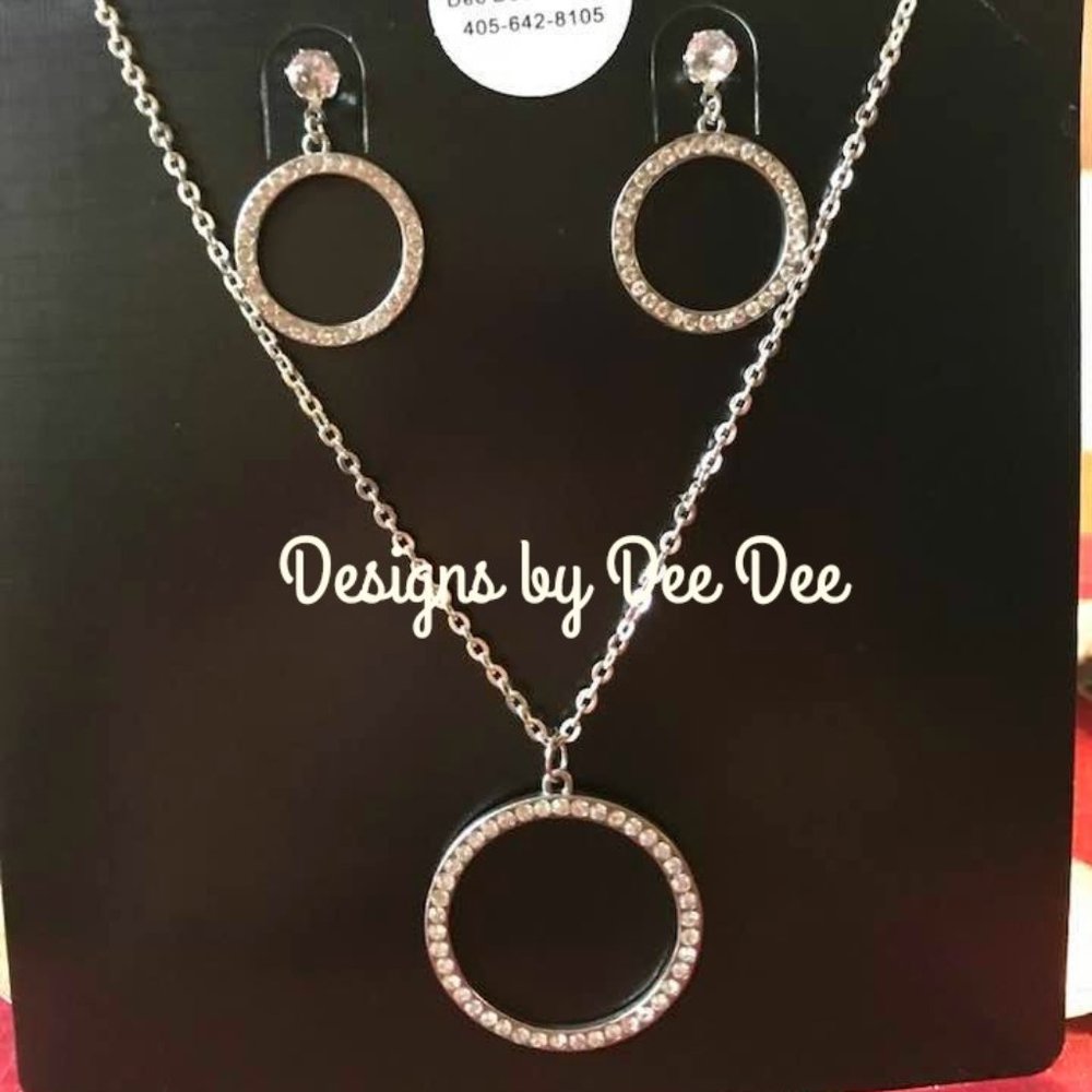 5/$20🔥OH It's Amazing Rhinestone Necklace Set🔥Bundle special price